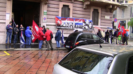 Sit-in sotto la sede del Corriere della Sera a Milano